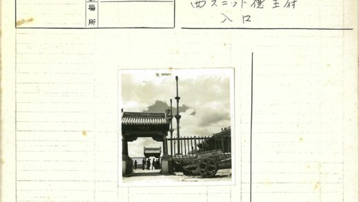传统大门院内旧木车人物场景.jpg