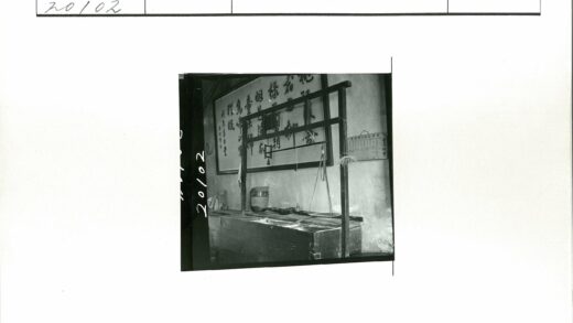 传统天平与书法背景室内静物.jpg