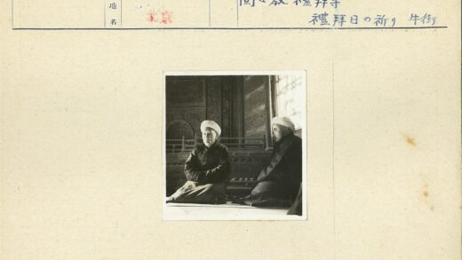 传统头巾男子与雕花木窗.jpg