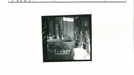 传统头饰男子与仪式装饰房间.jpg