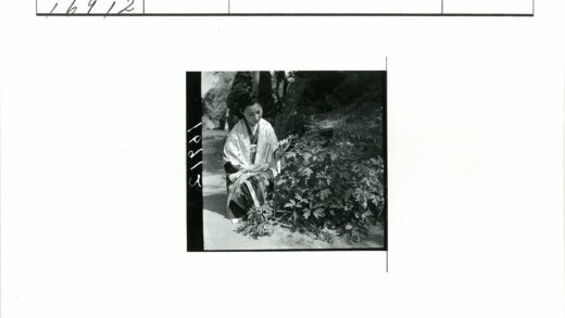 传统女子林间观叶.jpg