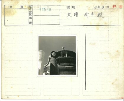 传统妇女与宝塔石雕.jpg