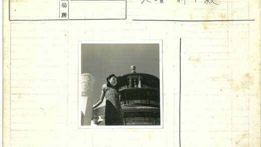 传统妇女与宝塔石雕.jpg