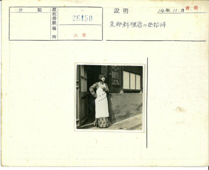 传统妇女与砖房木饰门.jpg