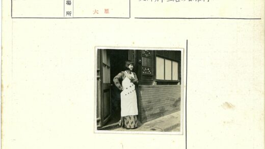 传统妇女与砖房木饰门.jpg