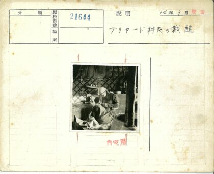 传统妇女室内织布生活场景.jpg