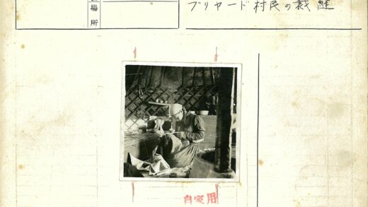 传统妇女室内织布生活场景.jpg