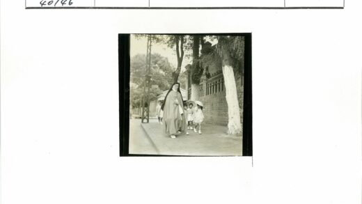 传统妇女带领孩子漫步林间小路.jpg
