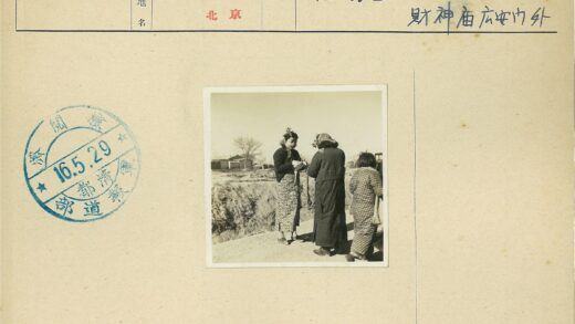 传统妇女户外合影.jpg