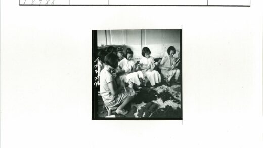 传统妇女手工纺羊毛场景.jpg