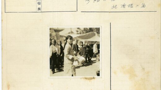 传统妇女持袋戴帽群聚帐篷树林.jpg
