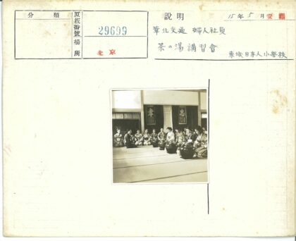 传统妇女整理物品室内场景.jpg