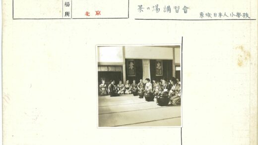 传统妇女整理物品室内场景.jpg
