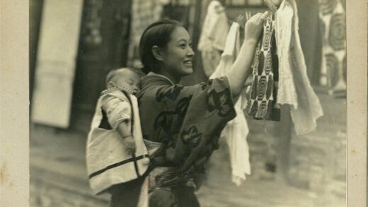 传统妇女背婴晾衣户外.jpg