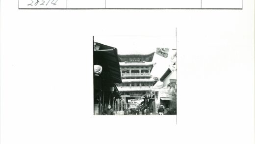 传统宝塔下繁华灯笼街景.jpg