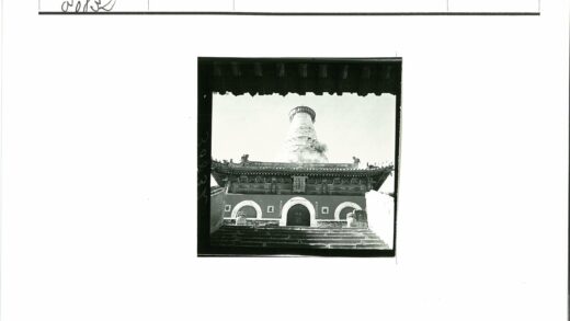 传统宝塔与圆柱塔建筑雕刻.jpg