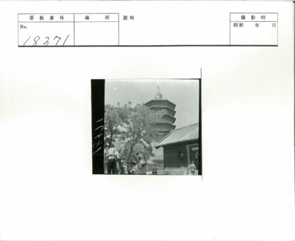 传统宝塔与瓦顶建筑工作场景.jpg