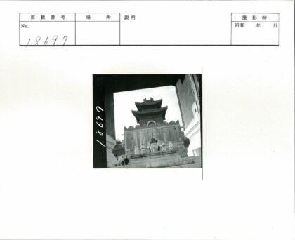 传统宝塔与石墙黑白照.jpg