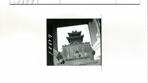 传统宝塔与石墙黑白照.jpg