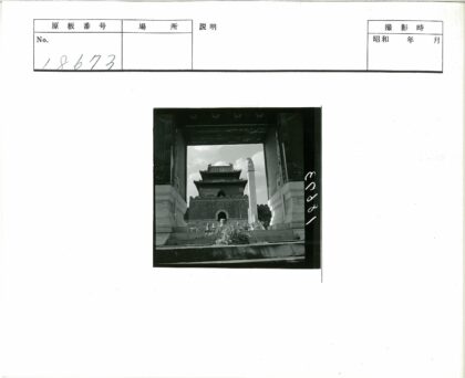 传统宝塔与石柱入口.jpg