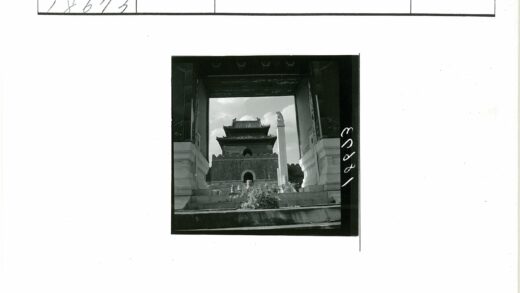 传统宝塔与石柱入口.jpg