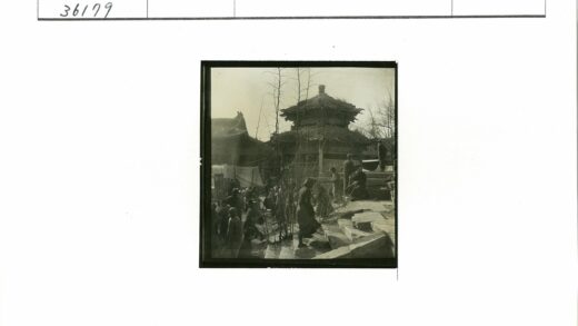 传统宝塔冬日人群聚集.jpg