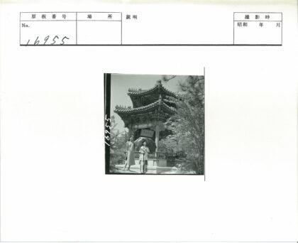 传统宝塔前妇女合影.jpg