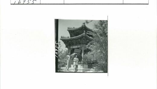 传统宝塔前妇女合影.jpg