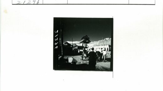 传统宝塔土路街景.jpg
