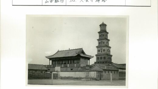 传统宝塔寺庙晴朗天空.jpg