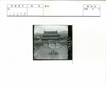 传统宝塔庭院与远山景观.jpg