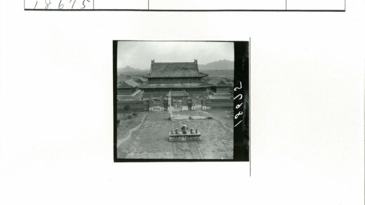 传统宝塔庭院与远山景观.jpg