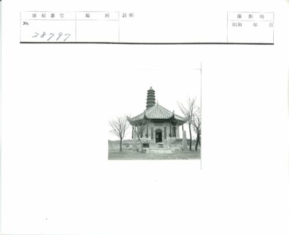 传统宝塔建筑冬季景观.jpg