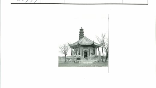 传统宝塔建筑冬季景观.jpg
