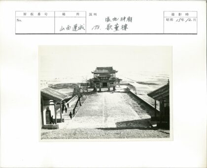 传统宝塔建筑冬日景观.jpg