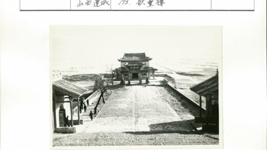 传统宝塔建筑冬日景观.jpg