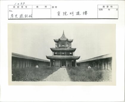 传统宝塔式建筑与围墙通道.jpg