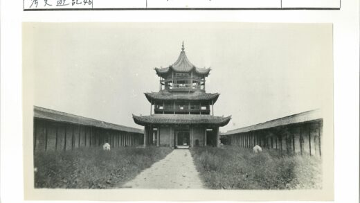 传统宝塔式建筑与围墙通道.jpg