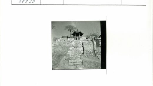 传统宝塔式建筑与石阶景观.jpg