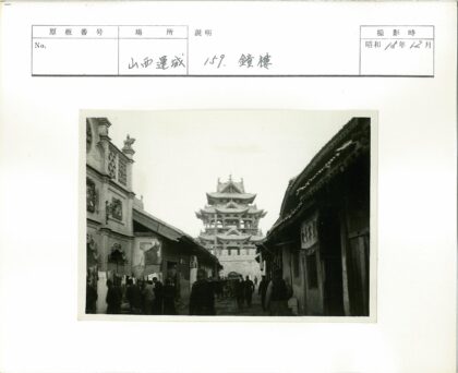 传统宝塔街景行人漫步.jpg