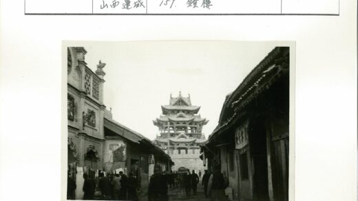 传统宝塔街景行人漫步.jpg