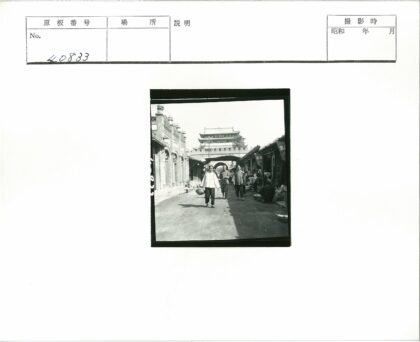 传统宝塔街道生活场景.jpg