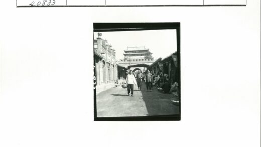 传统宝塔街道生活场景.jpg