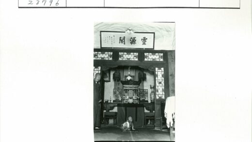 传统家居婴儿爬行与祭坛装饰.jpg