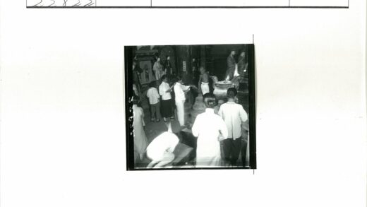 传统寺庙仪式与信徒聚集.jpg