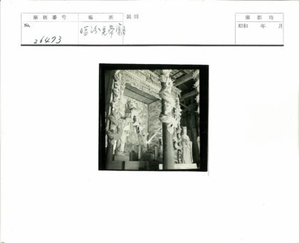 传统寺庙内部雕像与龙柱装饰.jpg