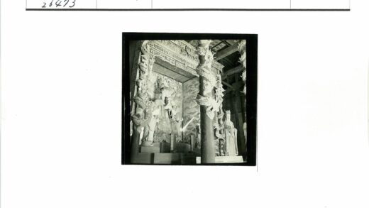 传统寺庙内部雕像与龙柱装饰.jpg