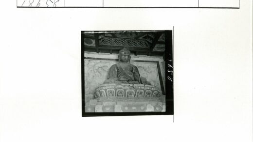 传统寺庙坐像与精美雕刻基座.jpg