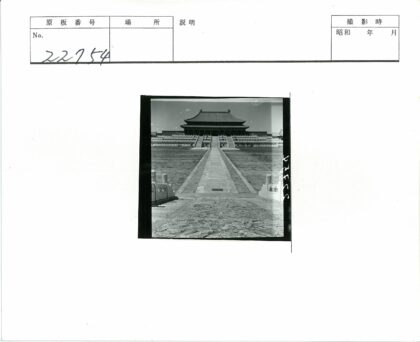 传统寺庙屋顶与雕刻小路.jpg