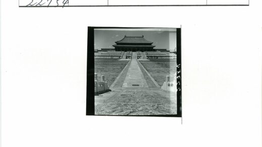 传统寺庙屋顶与雕刻小路.jpg